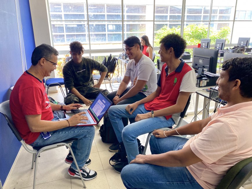 El viaje de ensueño de un grupo de estudiantes colombianos: Nestor Camelo, Adrián Mendoza, Diego Porras y Daniel Turizo a la NASA